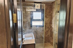 ห้องซูพีเรียทริปเปิล | ห้องน้ำ | ฝักบัว, เรนชาวเวอร์, ของใช้ในห้องน้ำฟรี, ผ้าเช็ดตัว