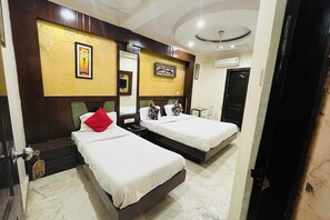 In-room safe, desk, blackout curtains, free WiFi - Hotel Spot Inn Paharganj Near New Delhi Railway Station (New Delhi)