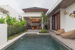 Una piscina al aire libre