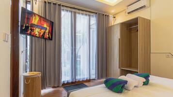 Caja de seguridad en la habitación y escritorio