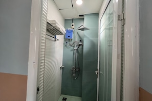 Family Room | Bathroom | Shower, rainfall showerhead, free toiletries, hair dryer - Qingqing Hotel Pasay Manila near MOA (Pasay)