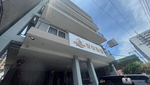 A multi-story building with a sign that reads "Ongong." - Qingqing Hotel Pasay Manila near MOA (Pasay)