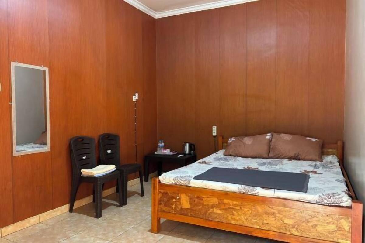 Iron/ironing board, bed sheets