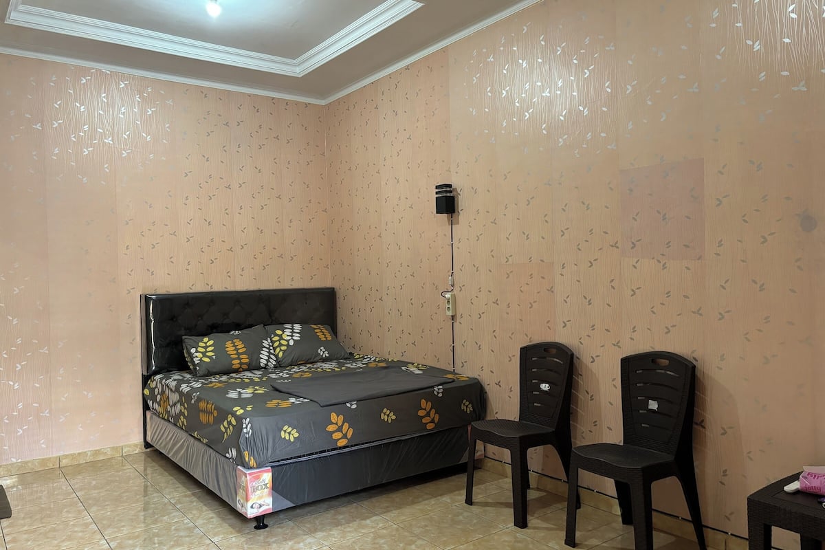 Deluxe kamer | Een strijkplank/strijkijzer, beddengoed