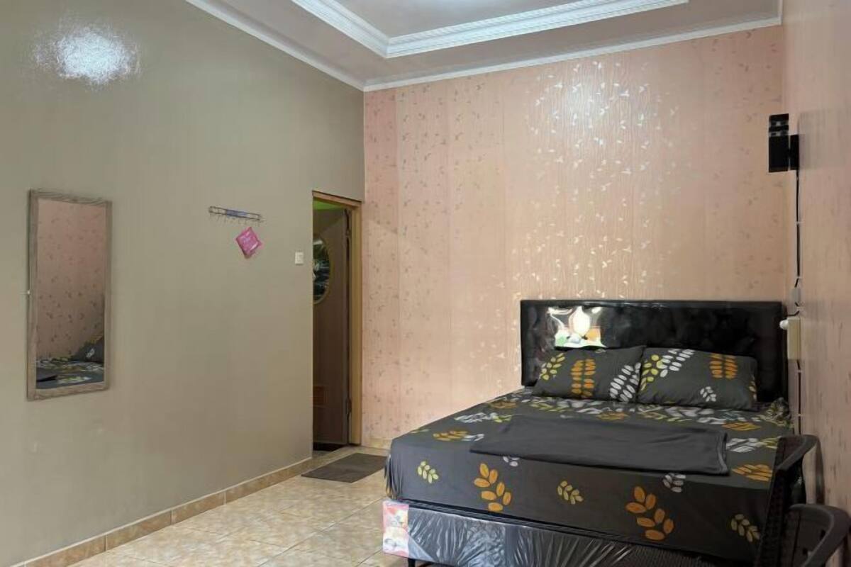 Iron/ironing board, bed sheets
