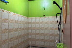 Deluxe Room | Bathroom | Shower, rainfall showerhead, free toiletries, hair dryer