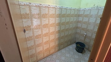 Standard Room | Bathroom | Shower, rainfall showerhead, free toiletries, hair dryer