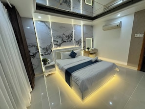 Deluxe Room | Minibar, desk, free WiFi, bed sheets - Ngoc San San Hotel (Ho Chi Minh City)