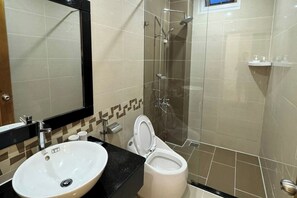 Habitació Deluxe | Bany | Dutxa, capçal de dutxa tipus cascada, assecador de cabells i sabatilles