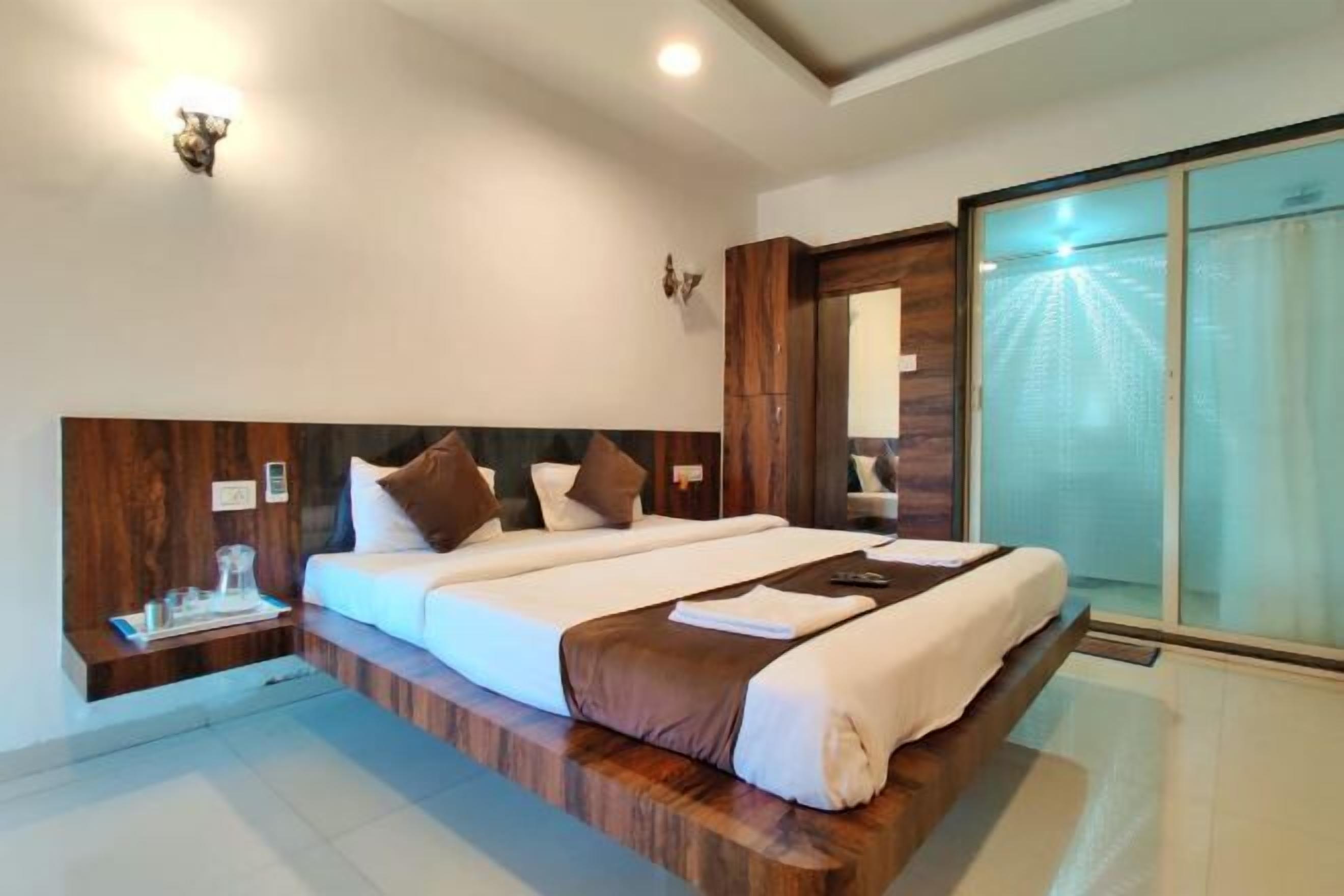 Bureau, rideaux occultants, fer et planche à repasser