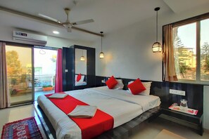 7 BHK | Íróasztal, sötétítőfüggöny és vasaló/vasalódeszka