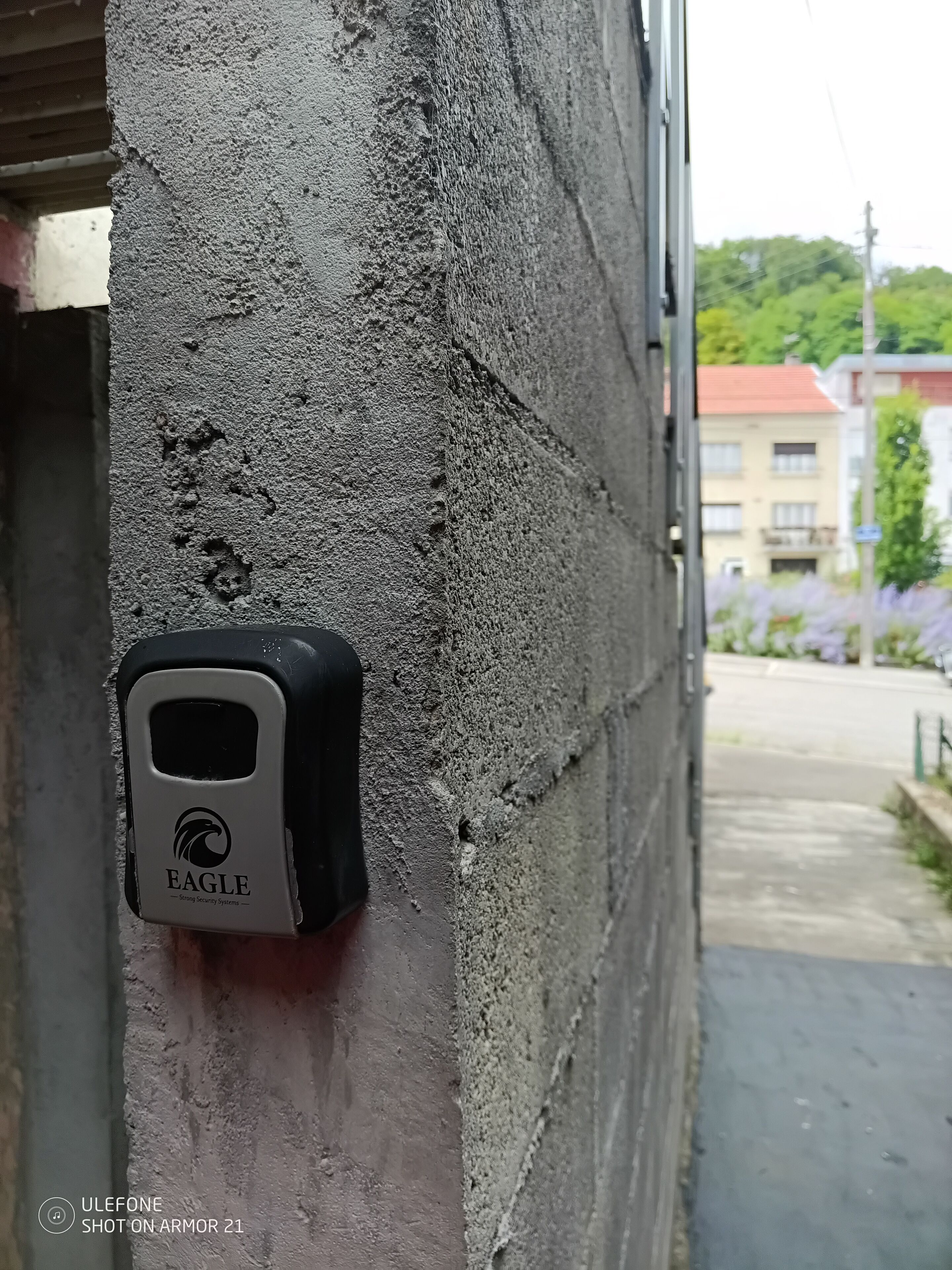 Eine mit "EAGLE" beschriftete Sicherheitsvorrichtung, angebracht an einer Betonwand.