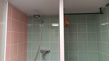 Doccia, asciugacapelli, asciugamani, carta igienica