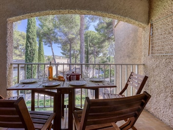 Table, Meubles, Plante, Propriété, Bùtiment, Chaise, Bois, Design Intérieur, Arbre, Sol