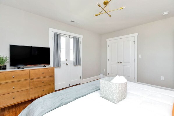 3 bedrooms, desk, iron/ironing board, free WiFi