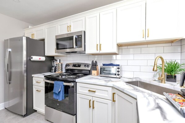 Fridge, microwave, oven, stovetop