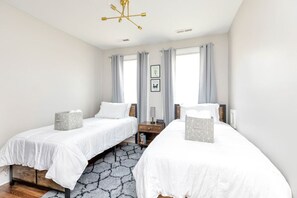 3 bedrooms, desk, iron/ironing board, free WiFi