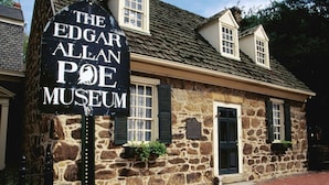 Ein Steinhaus mit einem Schild für das Edgar Allan Poe Museum.