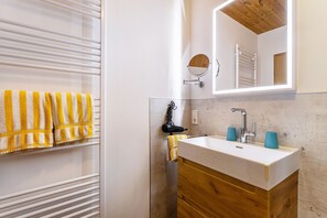 Shower, hair dryer, towels
