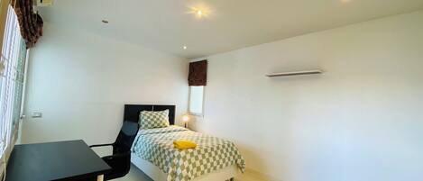 2 bedrooms, desk, iron/ironing board, WiFi