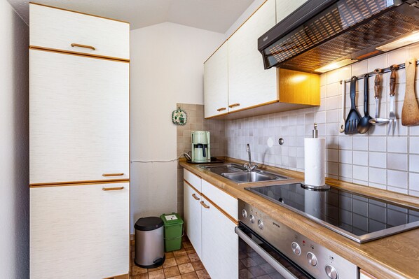 Køleskab, mikrobølgeovn, ovn, kogeplade