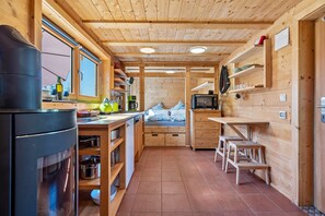 Kjøleskap, kokeplater, oppvaskmaskin og kaffetrakter/tekoker