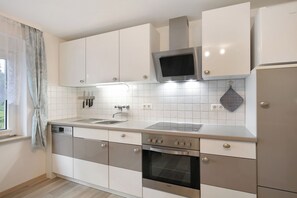 Een koelkast, een magnetron, een oven, een kookplaat