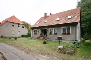 Exterior - Holiday Apartment 'Vacation in the Uckermark' with Private Terrace, Garden & Wi-Fi (Oberuckersee)