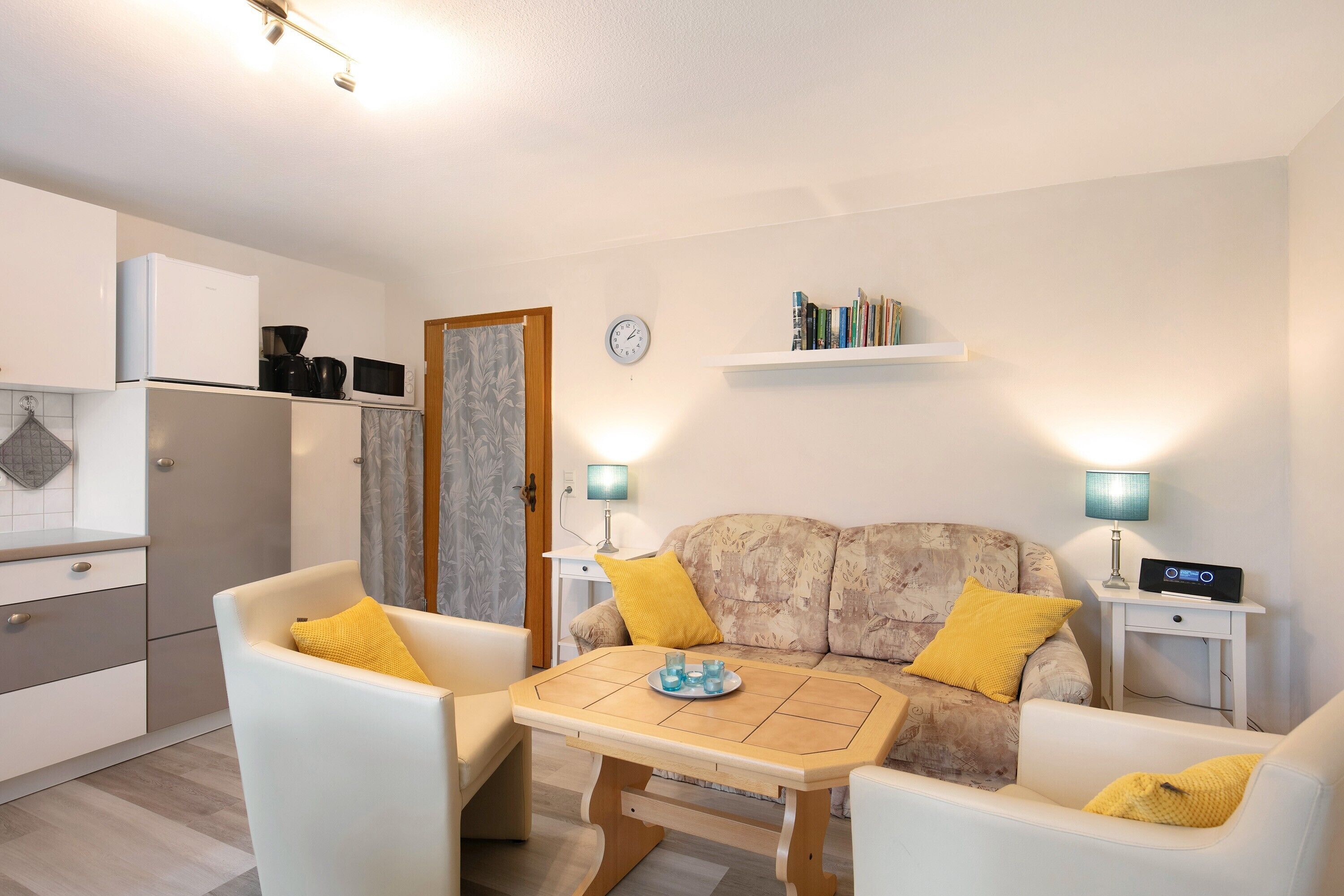 Fernseher, DVD-Player, Tischtennisplatte, Stereoanlage