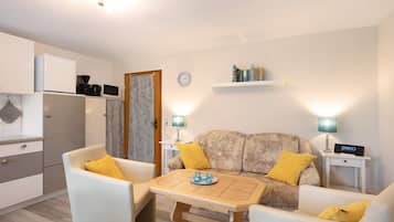 Fernseher, DVD-Player, Tischtennisplatte, Stereoanlage