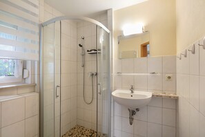 Shower, hair dryer, towels - Holiday Apartment 'Vacation in the Uckermark' with Private Terrace, Garden & Wi-Fi (Oberuckersee)