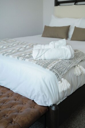 3 bedrooms, desk, iron/ironing board, free WiFi