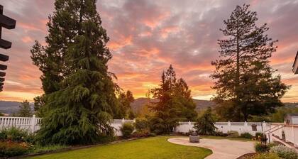Spacious Yosemite Lodge –Arcades + EV Charger + 3B2B + Private 1 Acre +Game Room