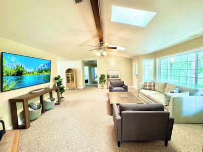 Spacious Yosemite Lodge –Arcades + EV Charger + 3B2B + Private 1 Acre +Game Room