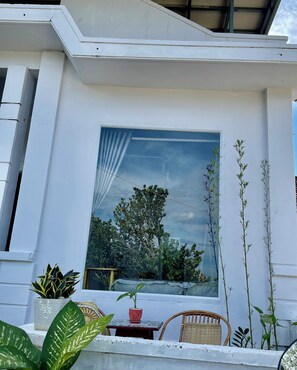 Dobbeltrom for 1 person, 1 dobbeltseng, sjøutsikt | Terrasse/patio