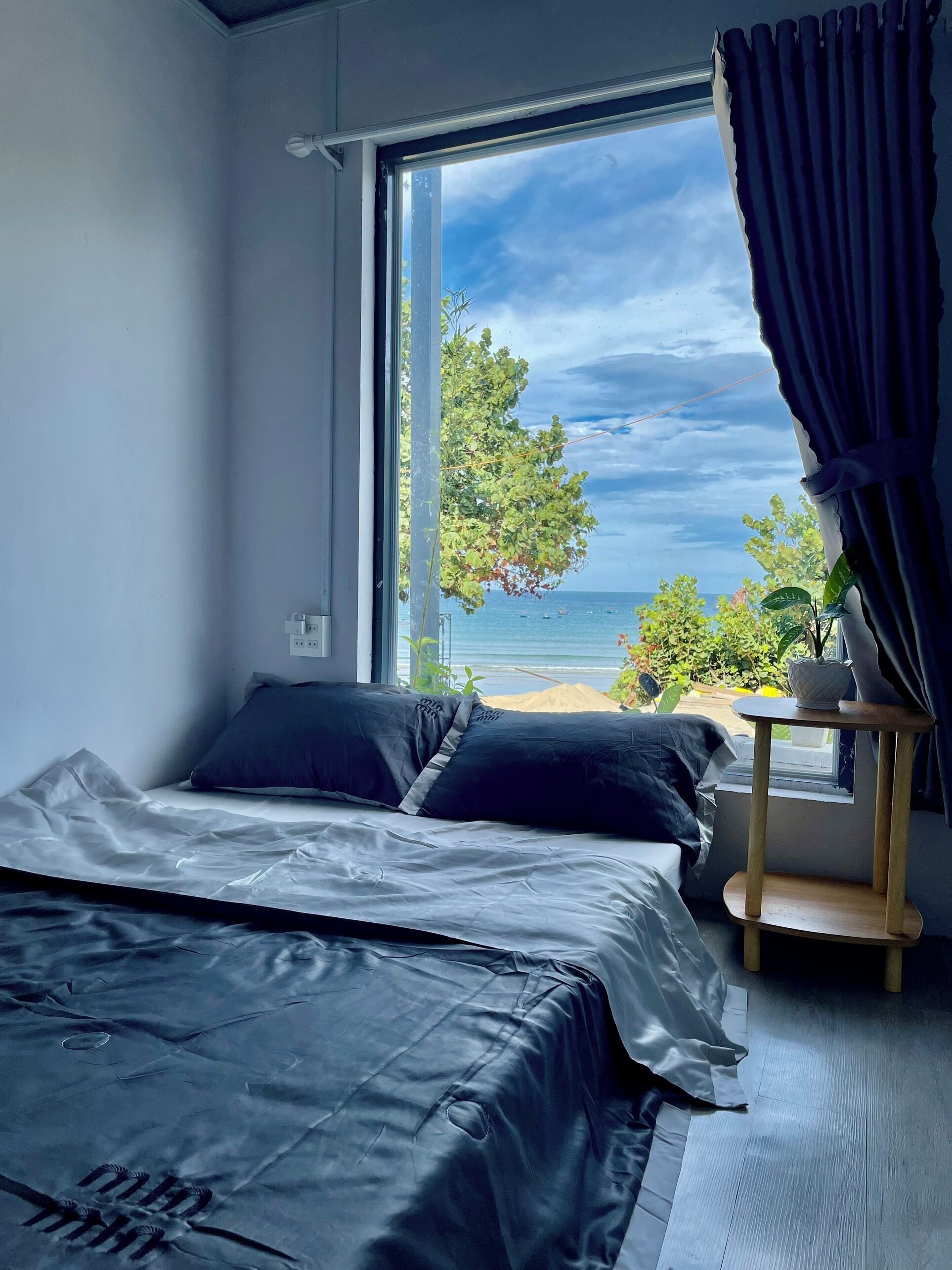 Ameublement personnalisé, bureau, chambres insonorisées, Wi-Fi gratuit