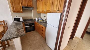 Køleskab, mikrobølgeovn, ovn, kogeplade