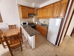 Fridge, microwave, oven, stovetop - Las Floritas 2 (Playa de Las Americas)