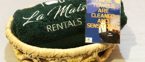 Chuveiro, banheira de hidromassagem, secador de cabelo, toalhas de banho