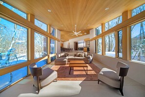 奢華別墅, 3 間臥室, 渡假村景觀, 山間 | 起居區 | 70-吋智慧型電視、數位頻道、壁爐、地暖系統