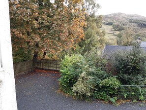 Property grounds - Serene apartment with woodland and mountain views in Ulpha (Ulpha)