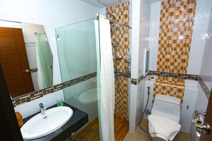 Habitación estándar, 2 camas individuales, vista a la ciudad | Baño | Regadera, toallas, jabón, shampoo