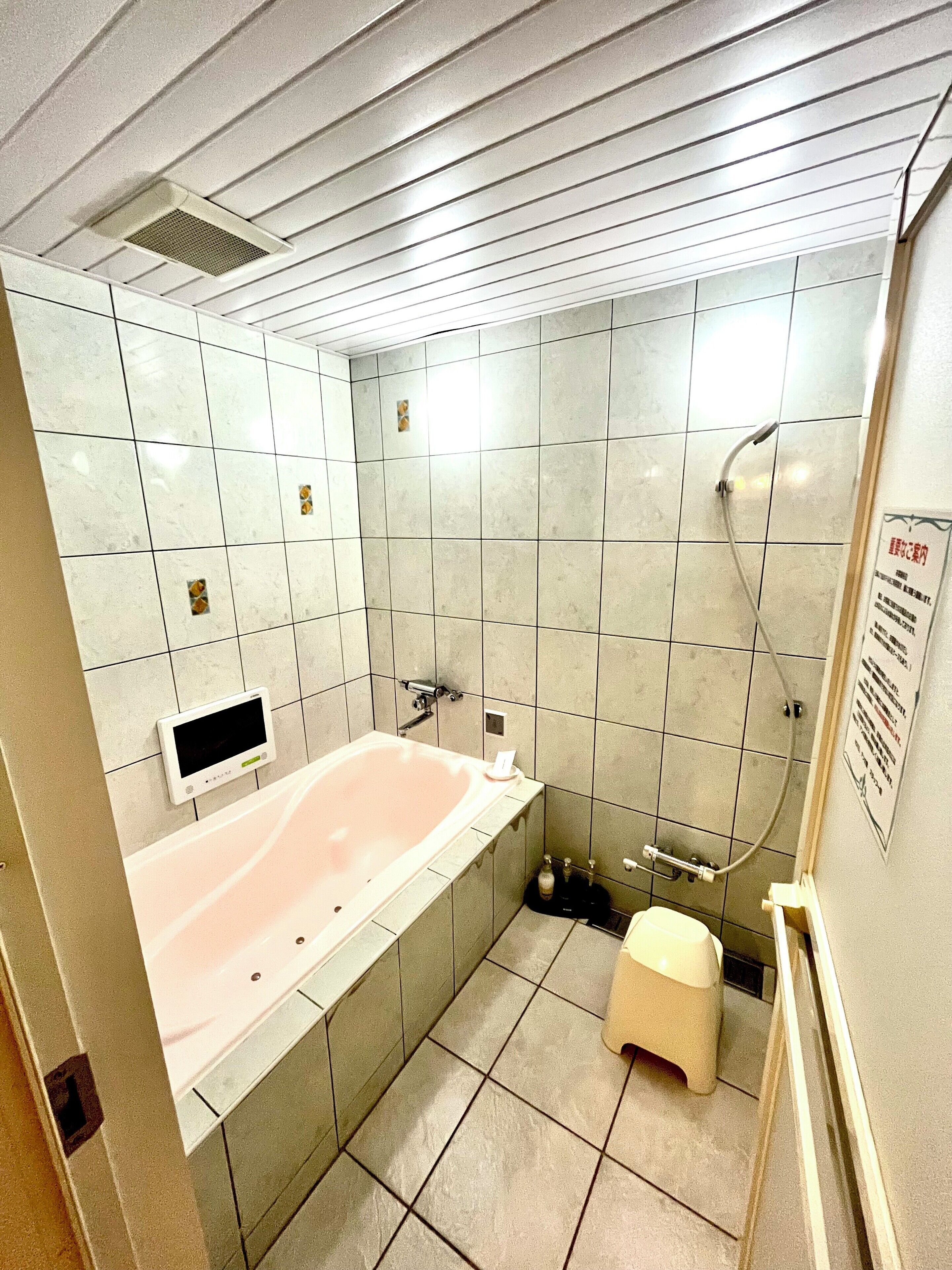 Deluxe Suite, Smoking | Bathroom | Free toiletries, hair dryer, electronic bidet, towels