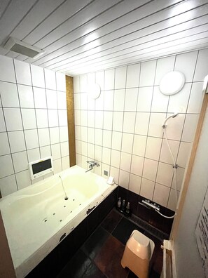 Basic-Doppelzimmer (Smoking) | Badezimmer | Kostenlose Toilettenartikel, Haartrockner