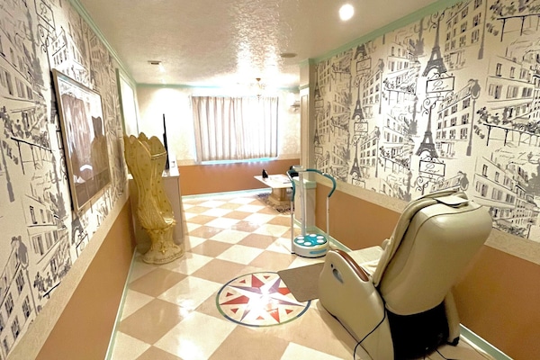 Deluxe Room, Smoking | Living area | 50-inch flat-screen TV with digital channels, Netflix, Hulu