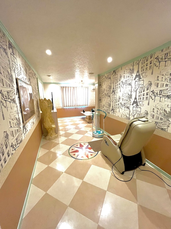 Deluxe Room, Smoking | Living area | 50-inch flat-screen TV with digital channels, Netflix, Hulu