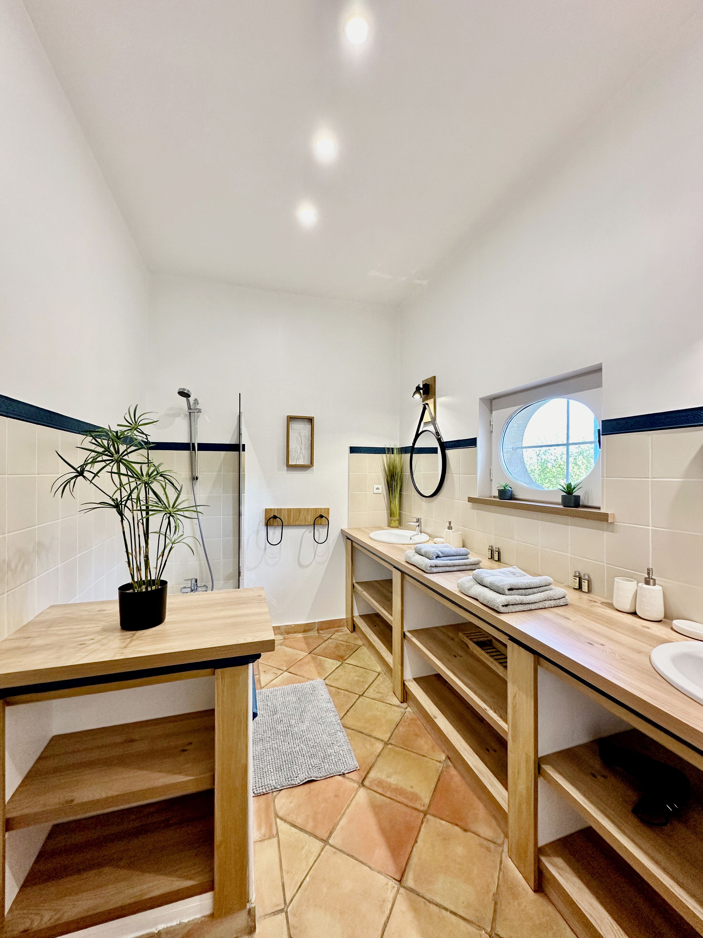 Een haardroger, handdoeken, zeep, shampoo