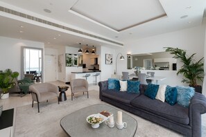 TV - Sophisticated 1BR Palm Apt w/ Beach Access (Dubai)