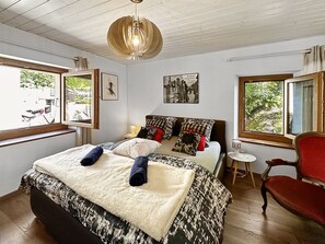 3 bedrooms, iron/ironing board, free WiFi, bed sheets