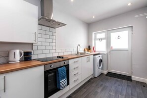 Réfrigérateur, micro-ondes, four, lave-vaisselle